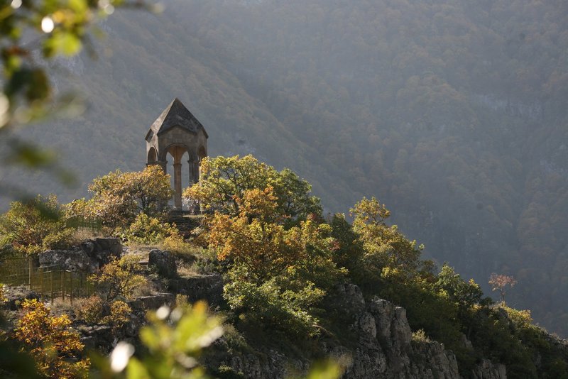 Kapelle im herbstlichen Armenien