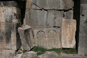 Steine mit armenischem Kreuz
