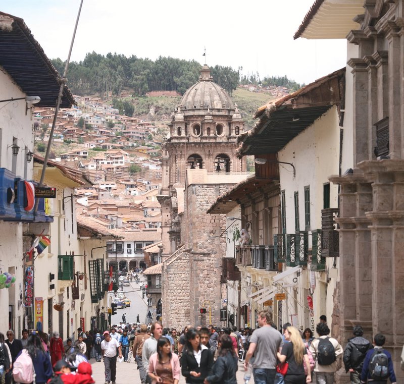 Bevölkerte Strasse in Cusco