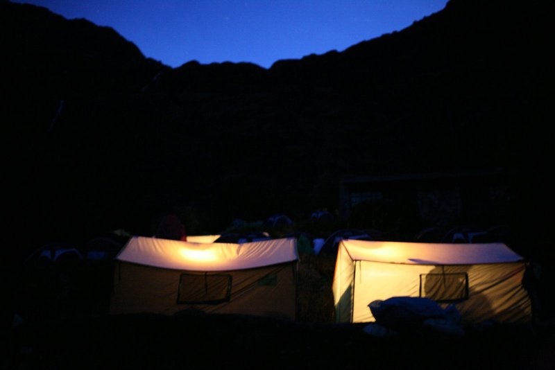 Zeltlager in der Nacht