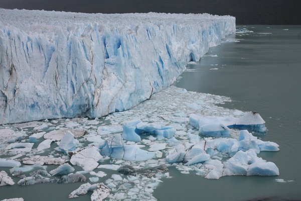 Eisbrocken, die mit Getöse vom Gletscher abbrechen