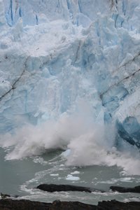 Der Perito Moreno Gletscher "kalbt"