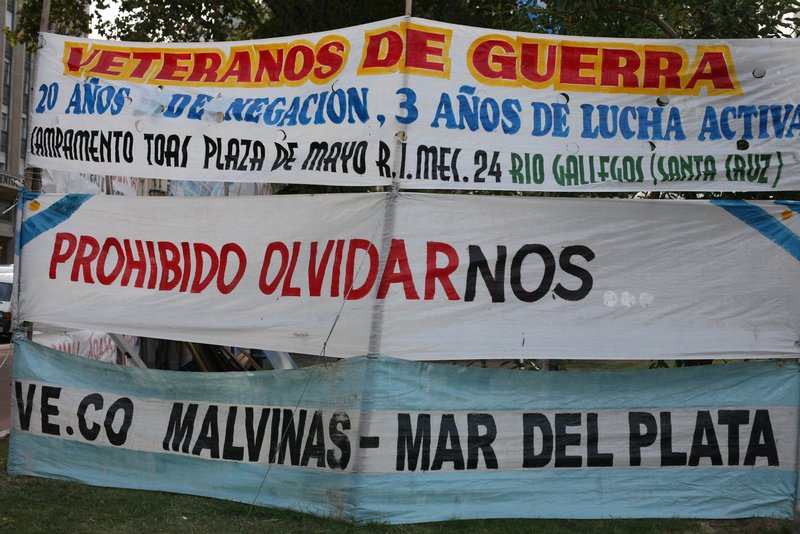 Protestplakate zum Falklandkrieg