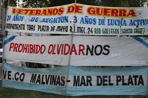 Protestplakate zum Falklandkrieg