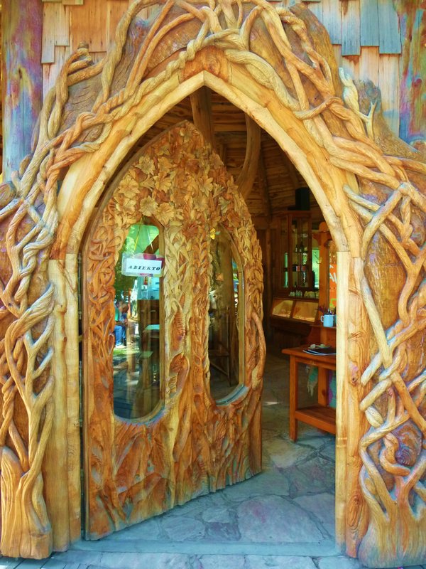 Colonia Suisa carved door
