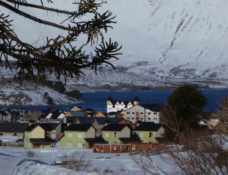 Caviahue nestled between its lake and its mountains
