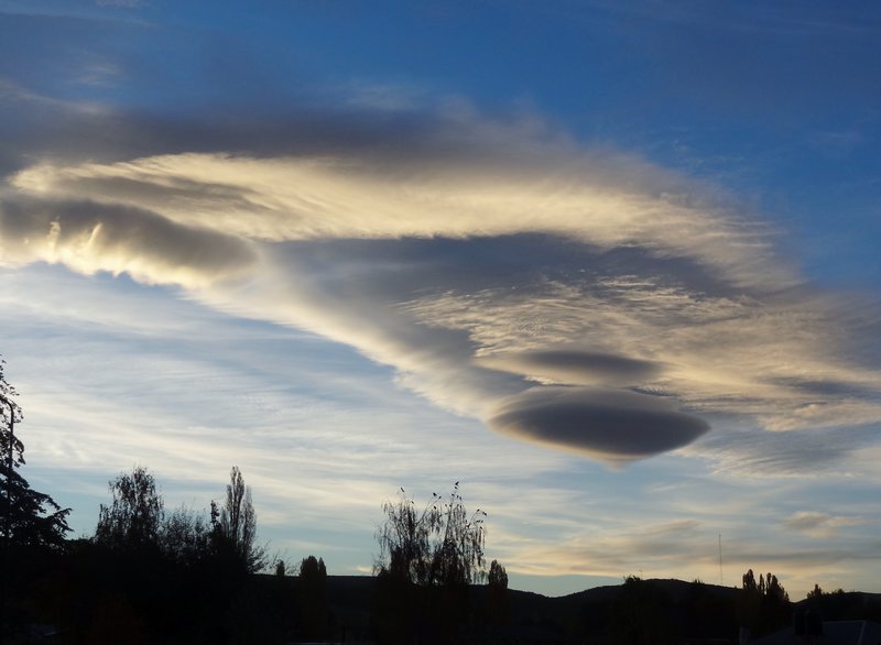 Patagonian saucer clouds arriving