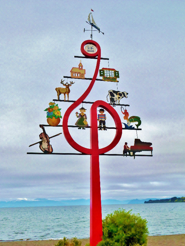 treble clef sculpture along the lake front