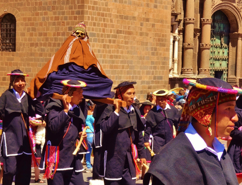 Incan tradition of carrying mummies of former leaders in procession