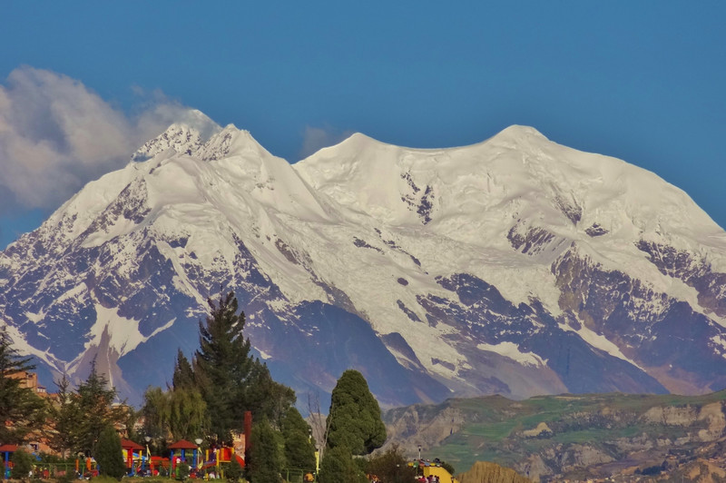 Illimani, a presence over the city