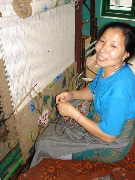 Weaving a Tibetan rug
