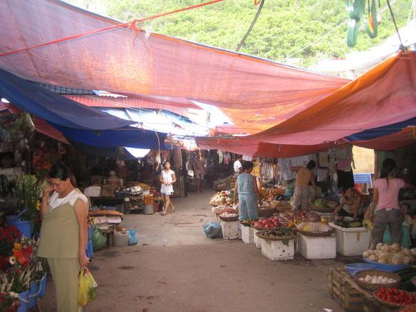 Cat Ba Market