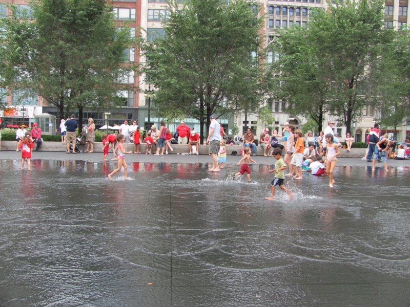 Enfants courant dans l'eau de la fontaine avec photos digitales...
