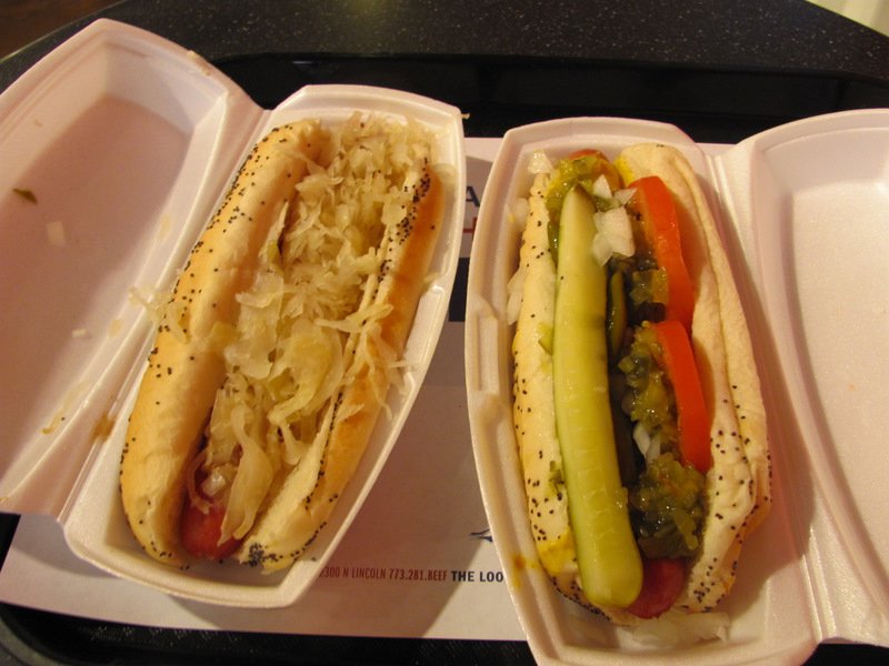 À gauche, un hot-dog "New York", à  droite, un hot-dog "Chigago"