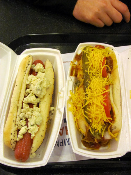 À gauche, un hot-dog "Buffalo", à droite, un hot-dog "San Francisco"
