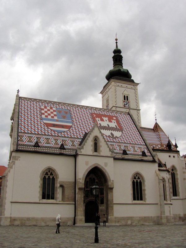 Église avec toit genre "légo" à Zagreb