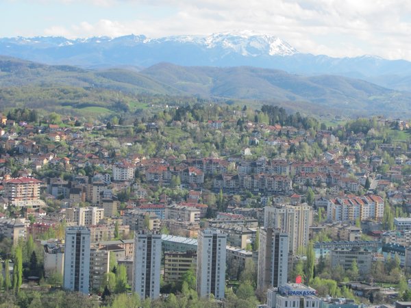 Sarajevo avec des montagnes enneigées au loin.