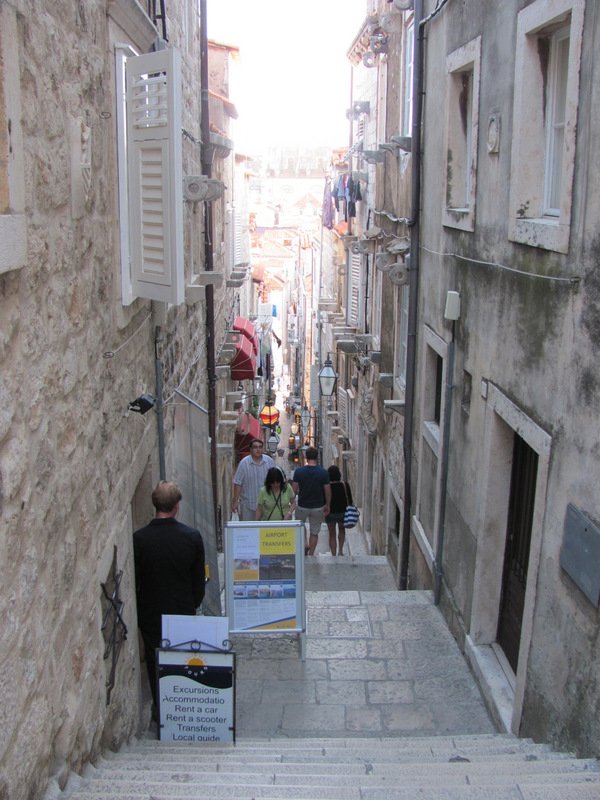 Une des petites rues qui descend jusqu'à la vieille ville... il y en avait des marches!