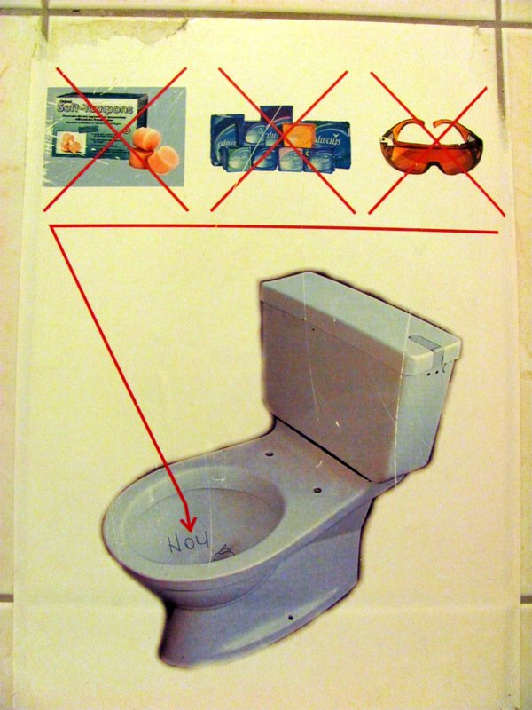 Dans une toilette publique : trouvez l'erreur!