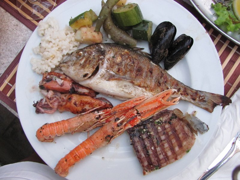 Repas de fruits de mer : moules, poisson, crevettes, calmars et steak de thon!