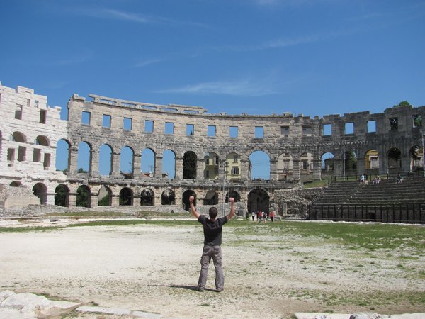 Gladiateur faisant son entrée dans le Colisée de Pula.