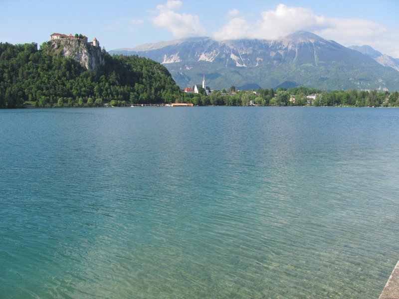 Bled,, les montagnes, le château perché sur la falaise et son eau bleue-verte-transparente