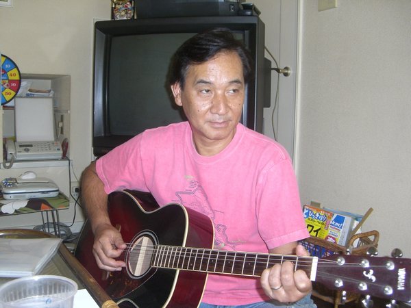 Otou-san Playing guitar