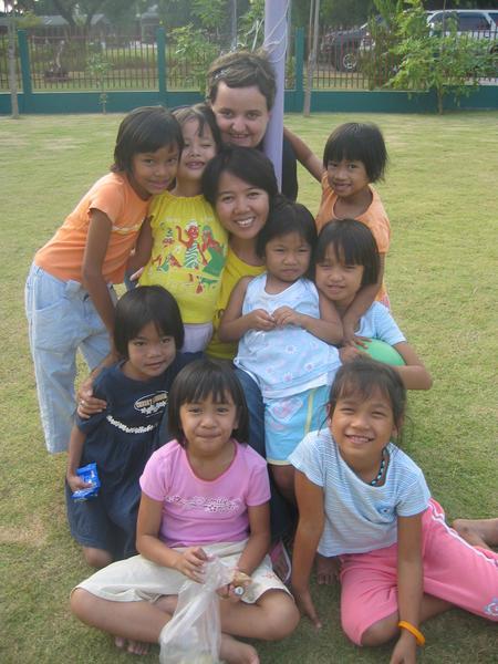 Wendy & Dim (centre) with several of the girls