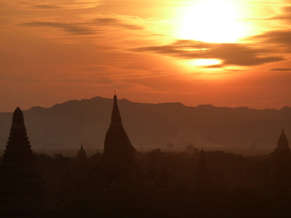 sunset at shwesandaw pagoda