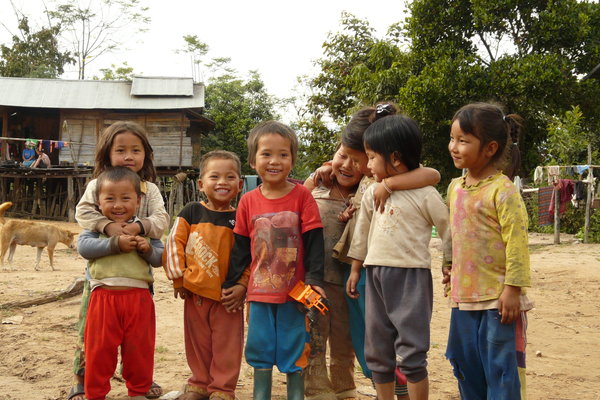 village kids around muang singh