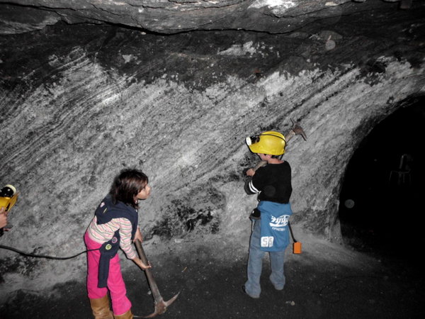 Children ¨working¨ in the salt mines of Zipa