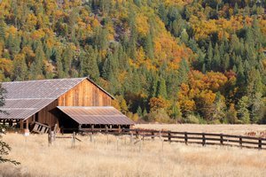a barn along the road to Meadow Valley