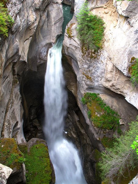 Maligne canyon falls