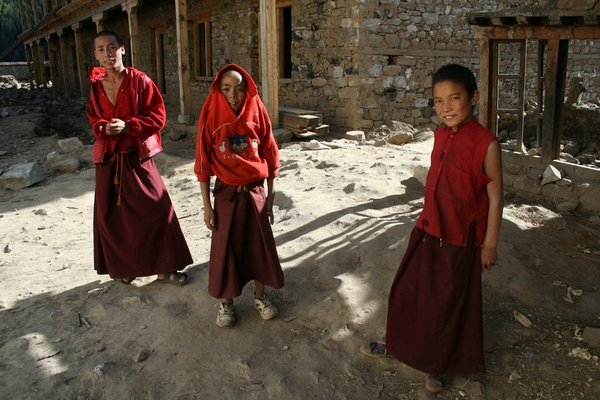 fiatal szerzetesek