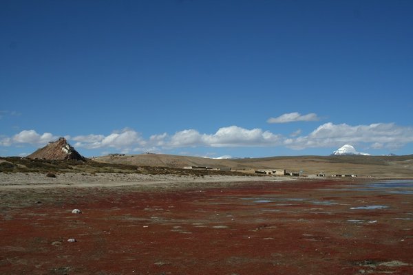 Chiu Gompa balra, Kailash hegy jobbra