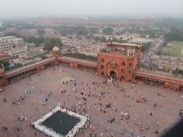 Delhi, Moschee vom Minarett, Ausblick auf Fort und Menschenandrang