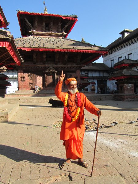 Kathmandu Durbar Square, heiliiger Sadu vor Tempelanlange in Tourifotostellung
