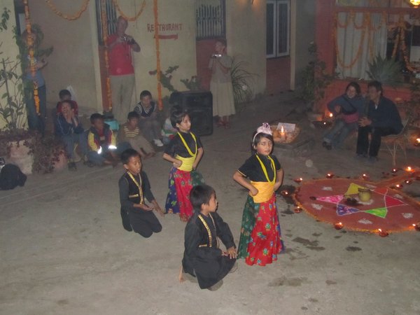 Kathmandu, Kinder tanzen traditionelle Taenze am zweiten Tag des Festes