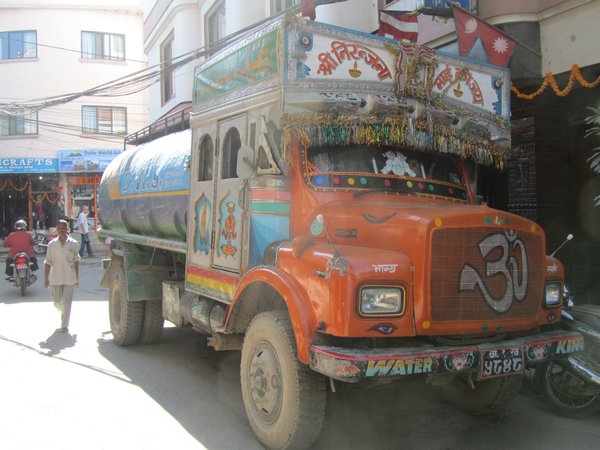 Kathmandu, typischer, farbenfroher Truck