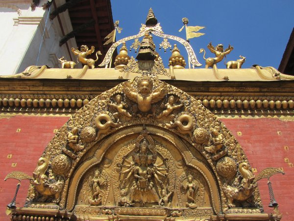 Bagdhapur, heiliges Tor mit verschiedensten Goettern