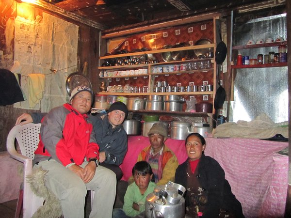Abends bei Locals, Mann trinkt local beer (chang) und alte Frau im Hintergrund rezitiert Mantren