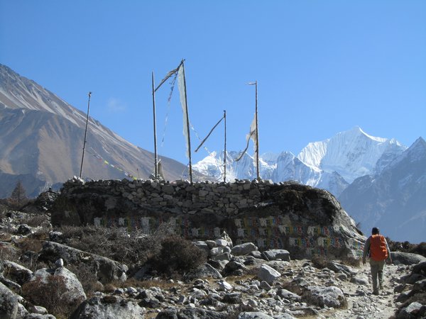 Gompa, siehe die vielen tibetischen Inschriften