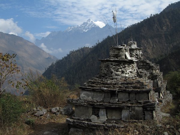 Gompas mit tibetisch-buddhistischen Steininschriften vor 7000er