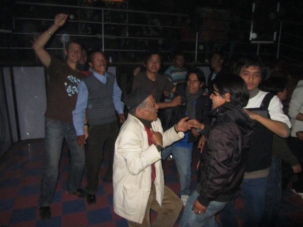 Der 1. Abend in Kathmandu mit Freunden und Bekannten, zu spaeter Stunde, man achte auf den alten Herren