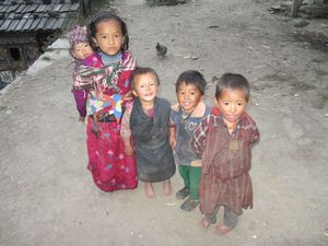 Kinder aus dem 2. Dorf, leider sehr arm, aber freuten sich rieisg ueber mein Bonbons