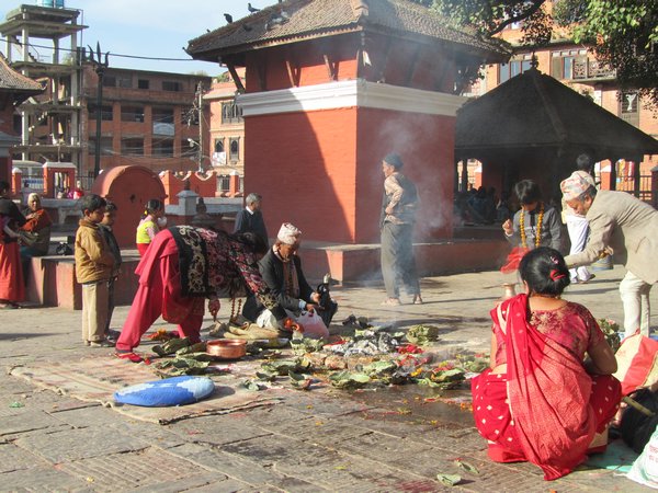 Pujazeremonie fuer die Goetter vor einem Tempel