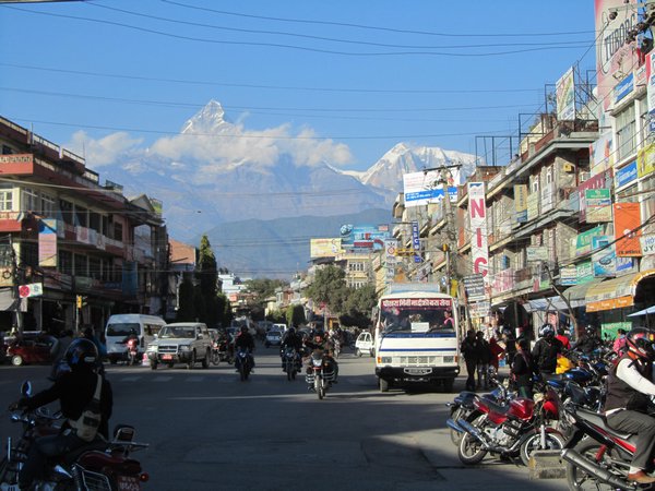 Pokhara, die 2. groesste Stadt, toller Backdrop mit den 8000ern im Hintergrund