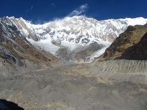 ABC, Annapurna 1 von 4400m Hoehe, mit seinen riesigen Gletschern (auch der dreckige im Vordergrund)