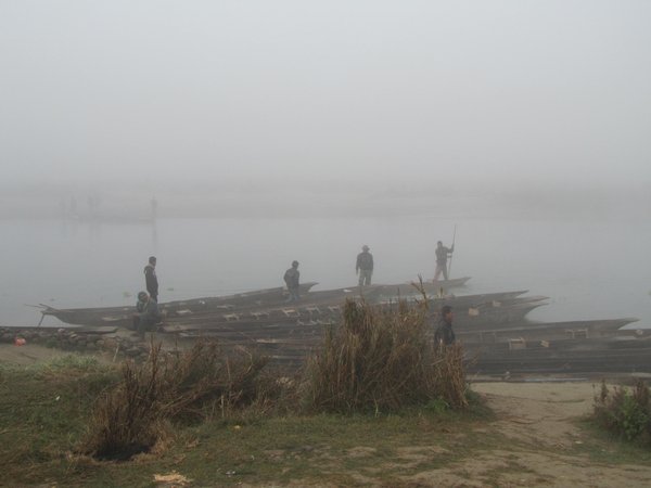 Chitwan, morgens im Nebel vor der Bootstour