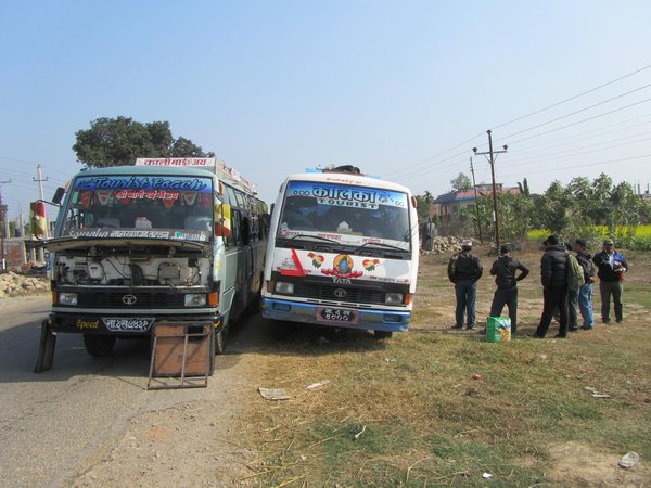 Busfahrt Nepal, die 5. Buspanne, Ersatzbus kam wenigstens